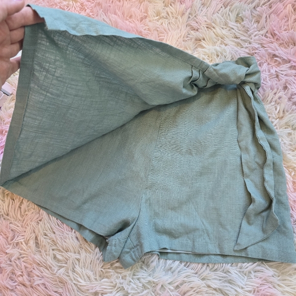 Pink Lily | Large | Sage Linen Skort - Picture 3 of 6
